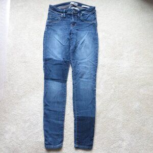 GUESS mid-rise skinny dark wash stretchy jean/jeggings with faux pockets
